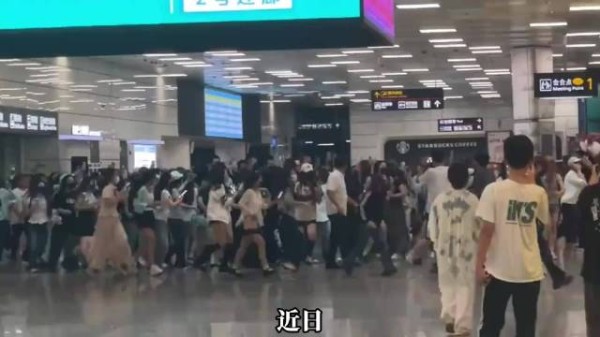 网传江西低保女孩赴港看演唱会，全家低保被停