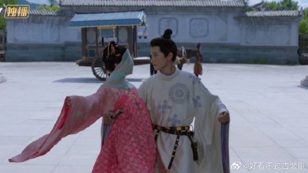 馥之摔进小沈大人怀里，两人隔着面纱对视，爱情来了