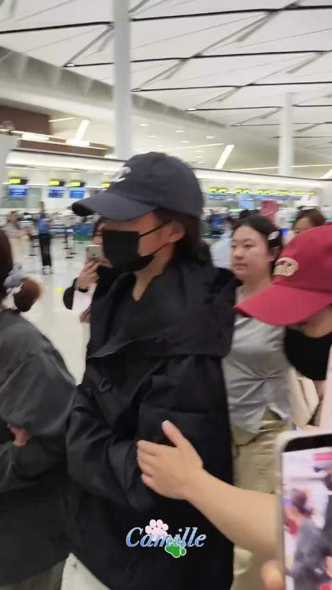 关晓彤鞋被踩掉,提醒注意安全勿拥挤