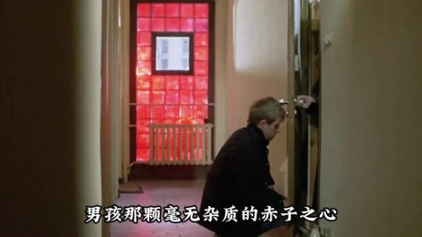 男孩纯真告白女人世故试探,情爱观念交锋展开
