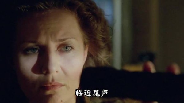 女人举起望远镜望向空窗，终于读懂少年赤诚偏爱