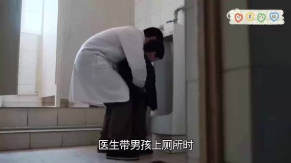 男人只是带孩子来医院看望战友，却意外发现了孩子的身体缺陷