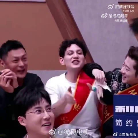 没看出来身上带着伤,舞台发挥丝毫没掉线,专业度这块真的没得说