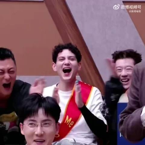 艾热带伤登台,完美完成舞台表演