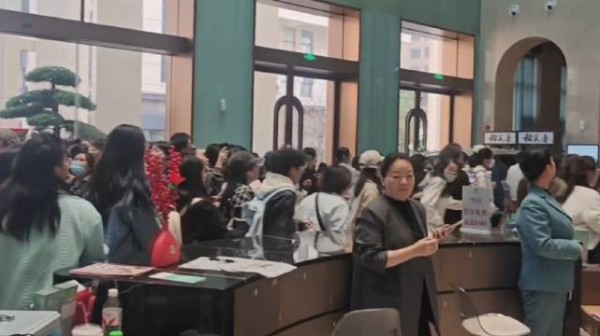 见识到粉丝线下追邝玲玲啰!泰百人气这么旺?