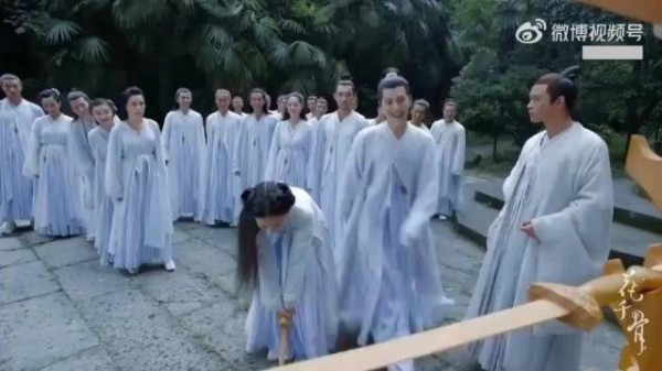 千骨自信拿木剑,根本拿不动,同学傻傻嘲笑