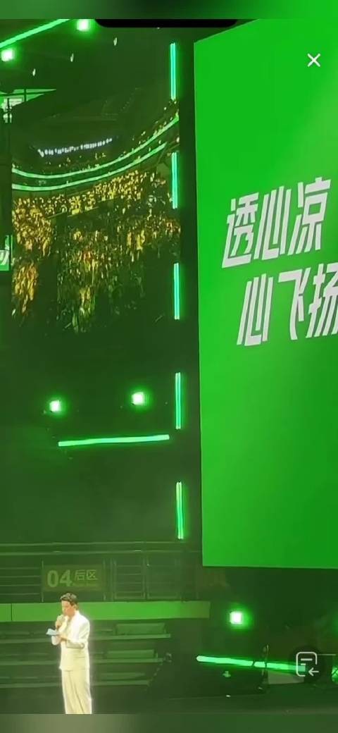 全球品牌代言人檀健次拿着雪碧闪亮登场