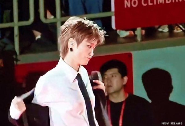 李宇春9月5日北京演唱会现场：几万粉丝疯狂歌唱，倪妮辛...