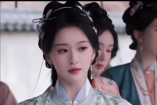 老剧镜头运镜，一张脸背后是更漂亮的脸