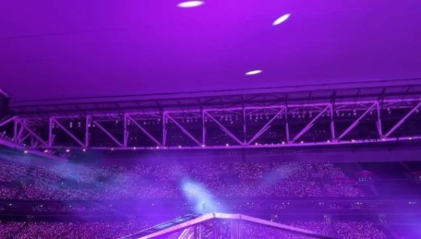 汪苏泷香港演唱会座无虚席，场外蹲票者众多