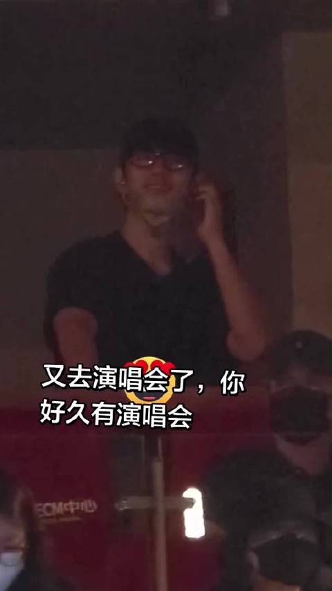 肖战今晚路透小合集 戴着眼镜的高糊兔兔，笑起来甜甜的