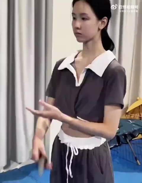 陈都灵 鞠婧祎早期视频的极致反差