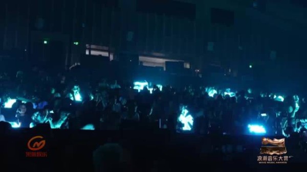 刘雨昕水墨造型融合现代剪裁,展现国风诗意与先锋时尚