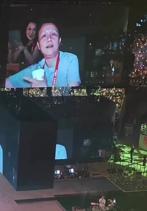 龙丹妮现身李宇春演唱会，观众齐喊跳舞