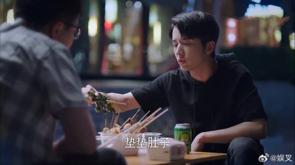 子秋请吃串，拿起海带说是海鲜，兄弟：有钱人就是抠