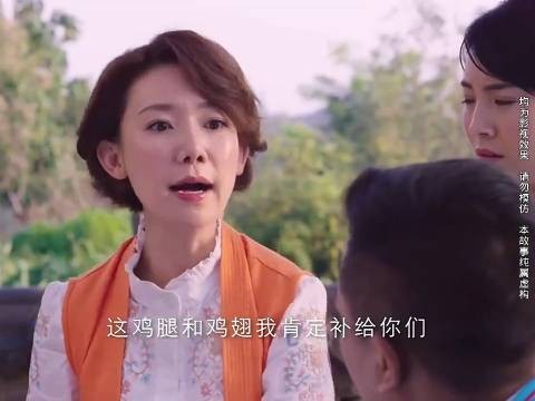 服务员端菜时偷菜吃,被老板发现后,开始报复