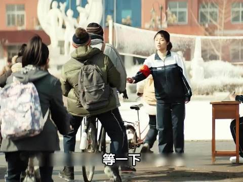 男孩的人生处处充满了偏见与针对,女孩的出现成为了他活下去的一束光