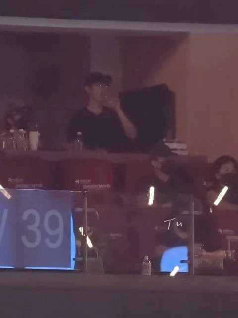 肖战现身李宇春演唱会,39号包厢喝水被拍