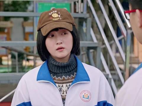 女孩用假人假装学习，骗过男孩
