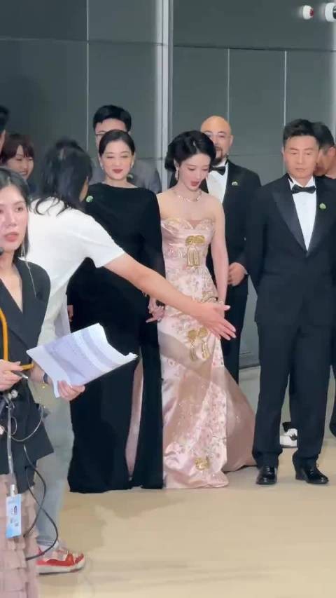 杨紫断舍离恋情后专注事业终获白玉兰视后