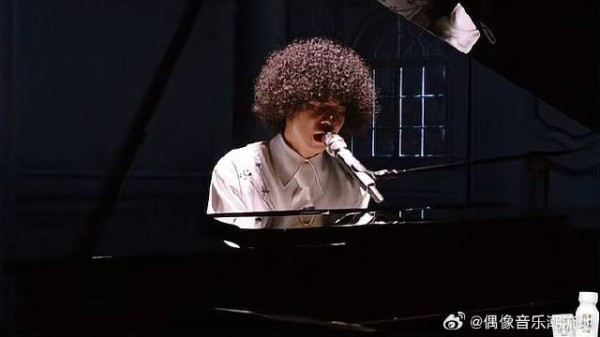 曾比特表演弹唱,看到这钢琴价格,观众差点吓晕!