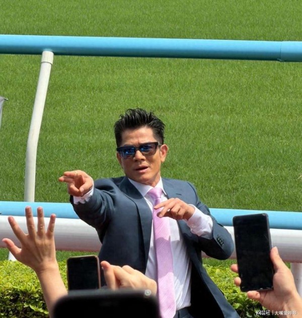 60岁郭富城现身香港马会,全开麦唱跳,专业又卖力,似20岁小伙!