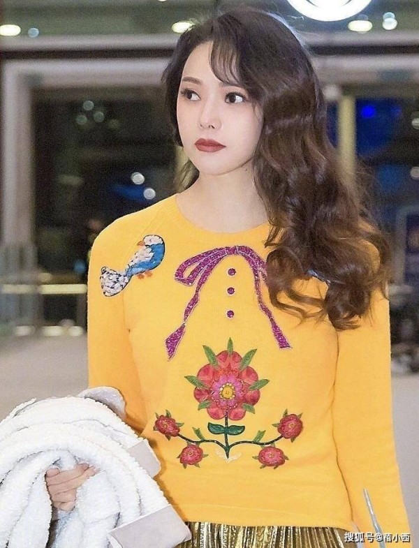 “伊能静”明明比秦昊大10岁，却被宠成小女孩，58岁还能穿公主风