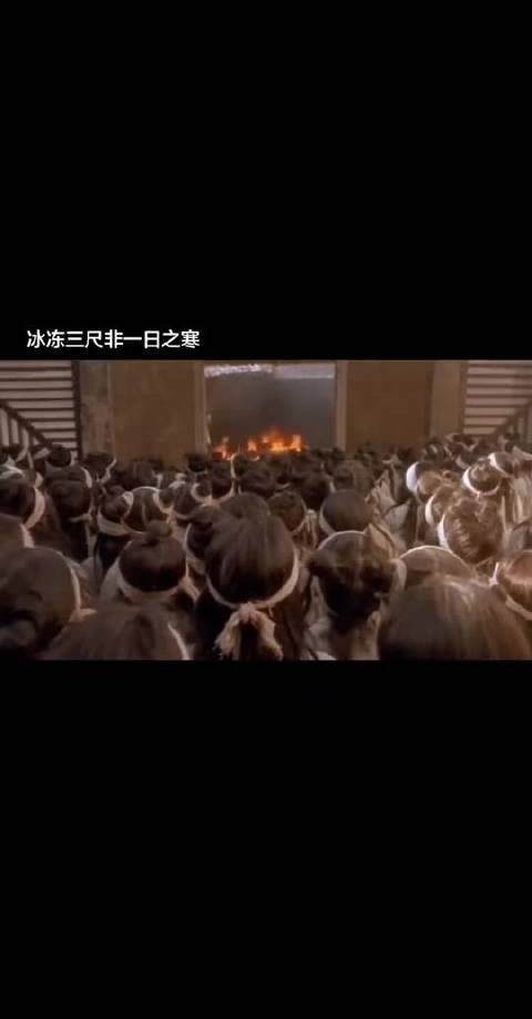 那一笑,是笑自己的,太可笑了,竟然会去怜悯敌人的孩子