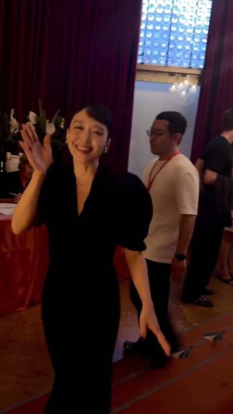 世界首映结束之后，全度妍 美美地向镜头比心