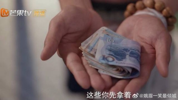 大爷主动赔电脑钱,晴也看着零散纸币,不忍心向他索赔