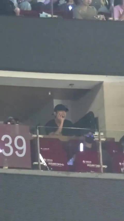 肖战看李宇春演唱会跟唱,兔牙一闪一闪牙齿发光
