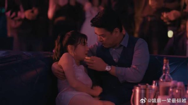 女销售敬酒,夜场氛围下老板任醉意放肆,抱过来就要啃