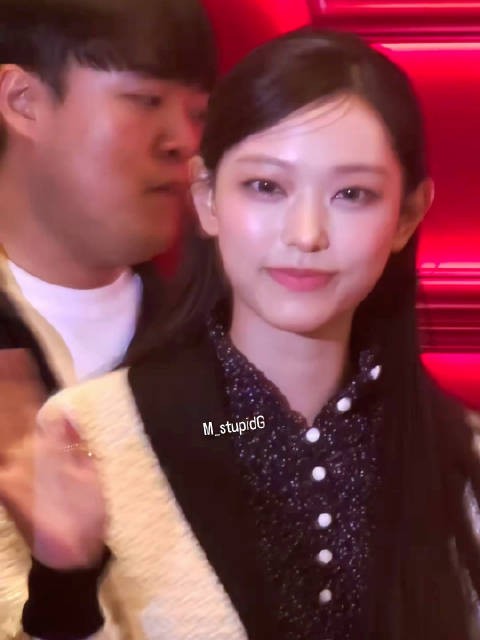 HAERIN状态好好喔 好美丽的状态出席迪奥美妆活动