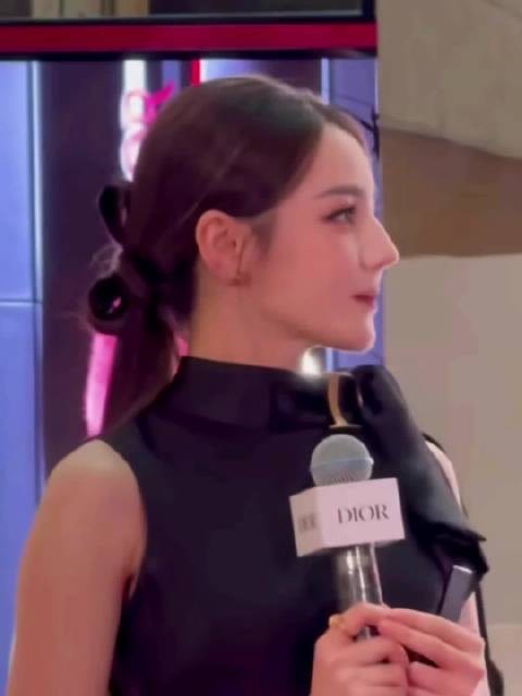 迪丽热巴吐烟圈神态被赞，造型注入灵魂松弛野性