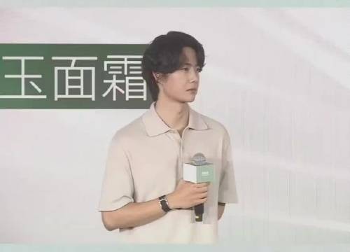 啊啊这段太好笑啦!强如王一博,被主持人当面夸下颚线清晰也是绷不住笑了