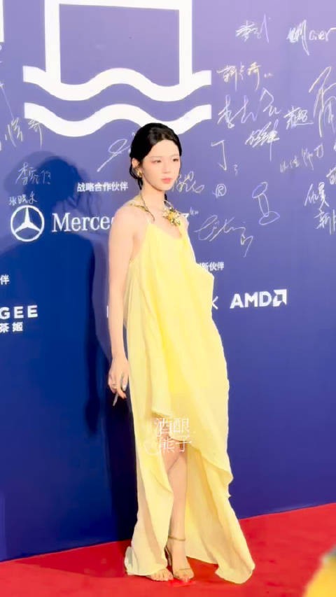 杨超越咋美成这样，像一朵淡黄色的郁金香