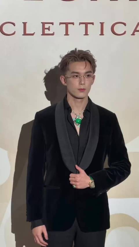 吴磊亮相宝格丽上海高珠展! 完全贵公子!