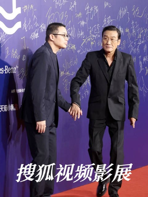 和梁家辉一起手拉手亮相红毯现场,好有爱的画面哈哈哈