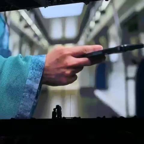 张智霖地铁再现陆小凤造型，被误以为AI生成