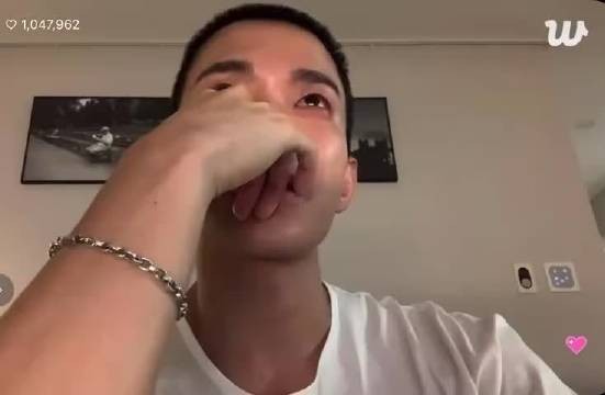 今晚剃了寸头直播的DK 边哭着边说对不起没想哭的,就是来跟克拉说声会好好回来的…