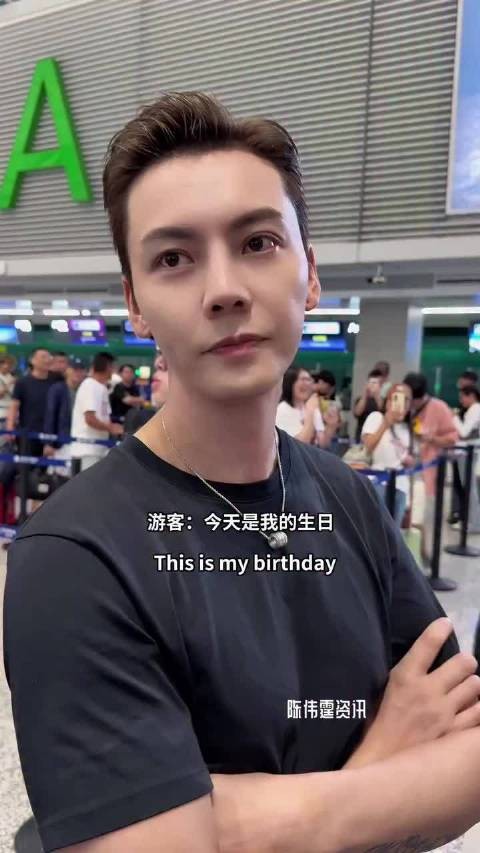 陈伟霆大方答应和粉丝合影,态度随和温柔,生图状态在线,完全没有明星架子