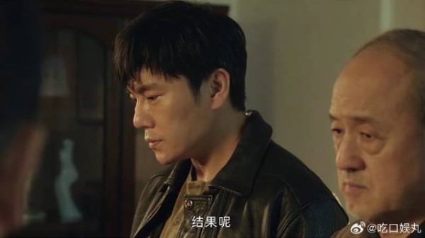 因为程兵的判断失误,小女孩被杀害,局长让他彻查逃犯