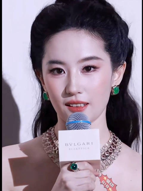 刘亦菲宝格丽晚宴怼脸生视频,放大看也完美神颜