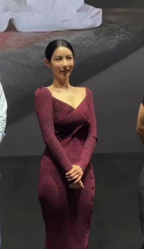 韩国女星申知原首映礼上频繁遮挡腹部凸起