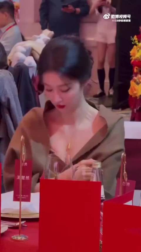 王楚然被偷拍仍微笑,见镜头下意识笑