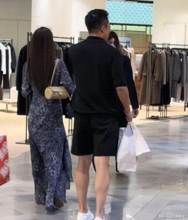 网友偶遇小菲夫妇巴黎购物,筱梅穿黑色长裙,本人又高又瘦!很漂亮
