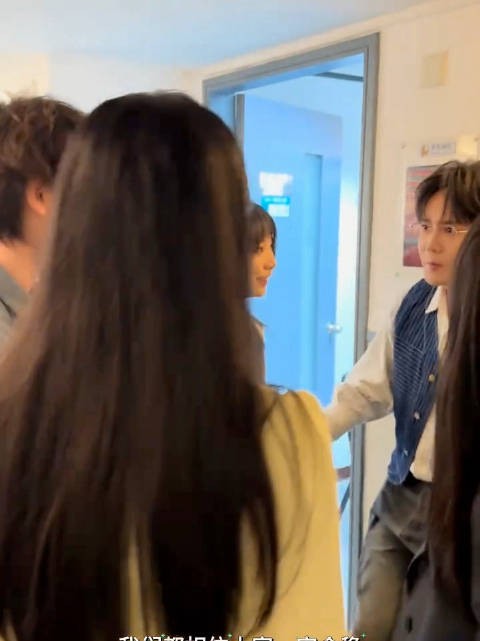 好温柔吧，完全我妈妈...而且还特意蹲下了点和女生们一样高