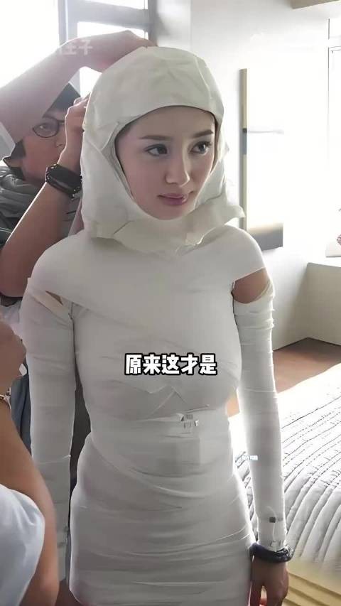 为何杨幂会被一块红烧肉噎到伸脖子，直到一张对比照曝光，才懂后遗症的辛酸
