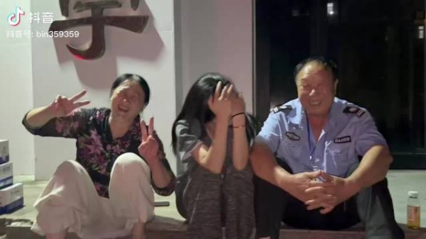 爸爸保安妈妈洗盘子，女儿开店一家超幸福