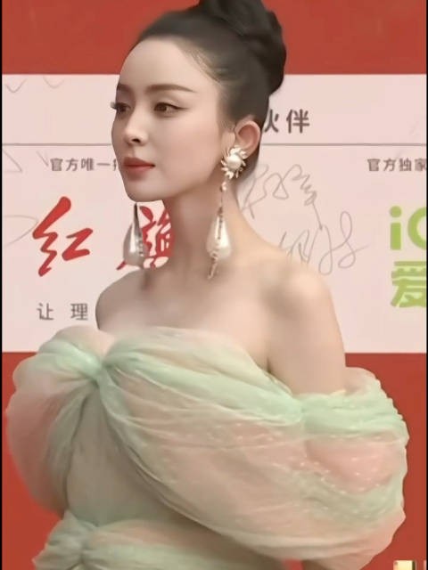 古力娜扎优雅与时尚并存